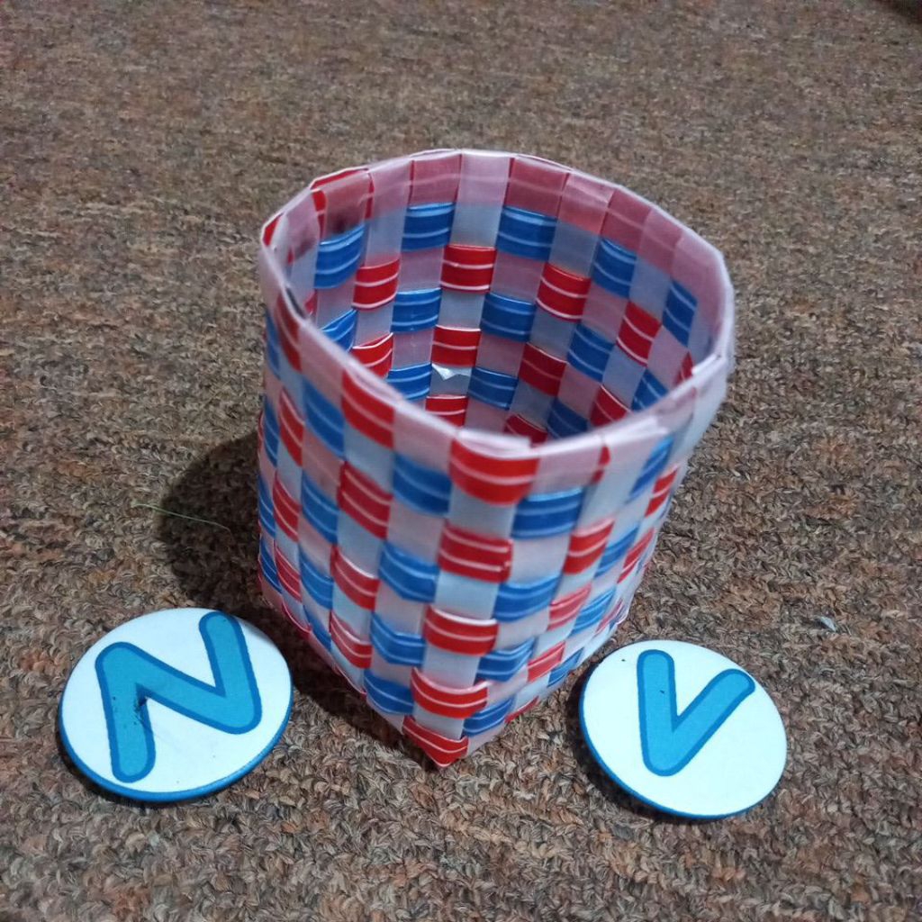 

prakarya kerajinan anyaman wadah tempat pensil dari limbah sedotan