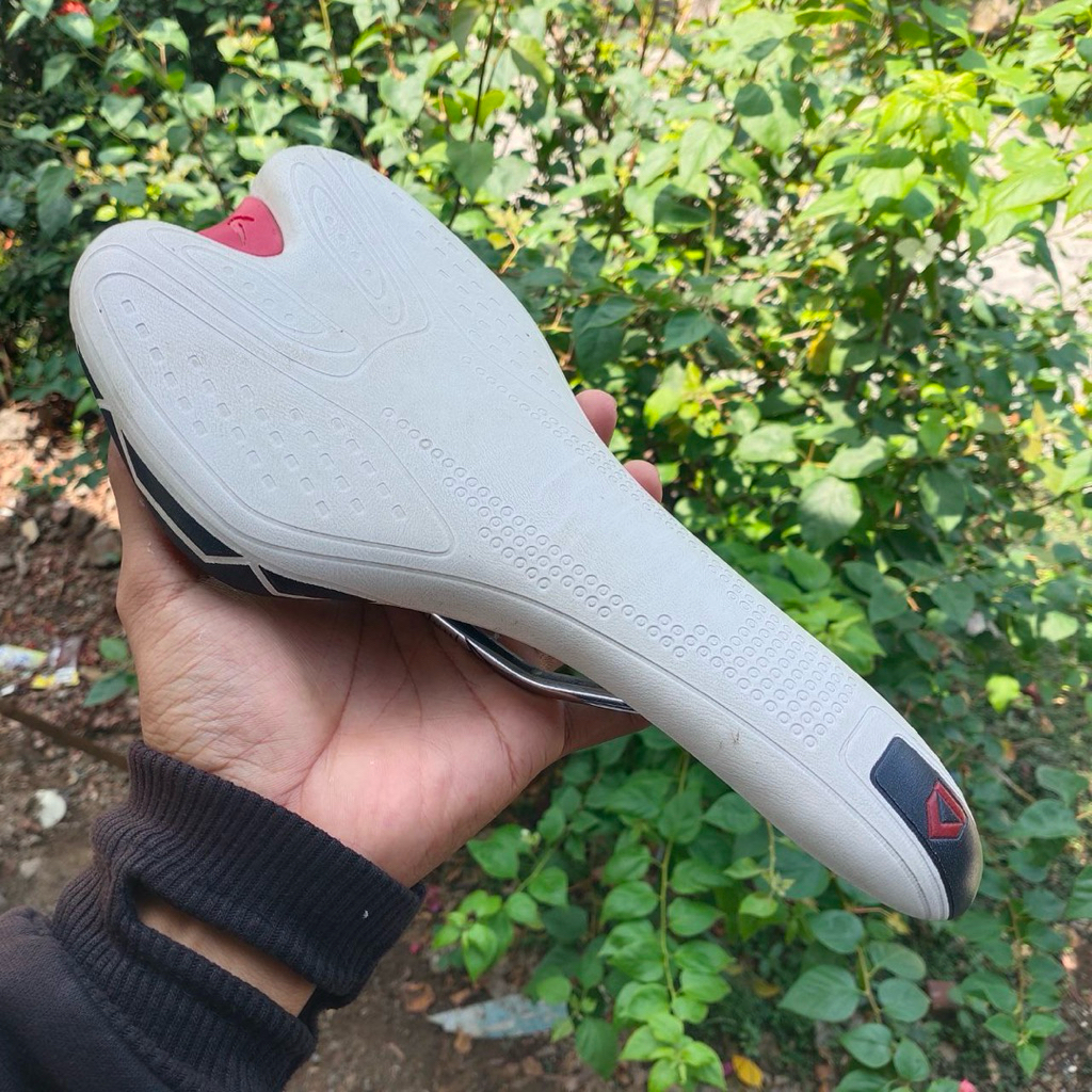 Sadel sepeda vader putih baru busa tipis & nyaman stylish