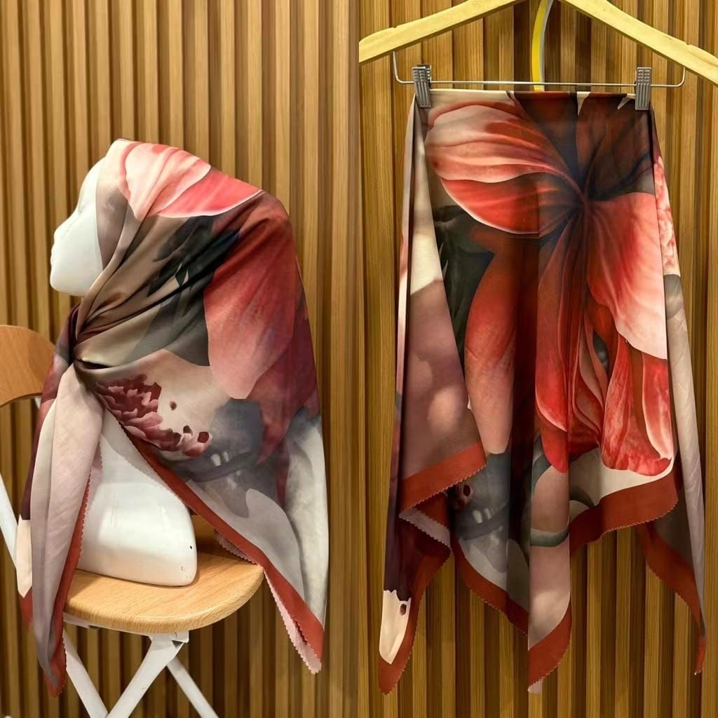 HIJAB SEGIEMPAT VOAL MOTIF BUNGA MERAH BESAR CREAM