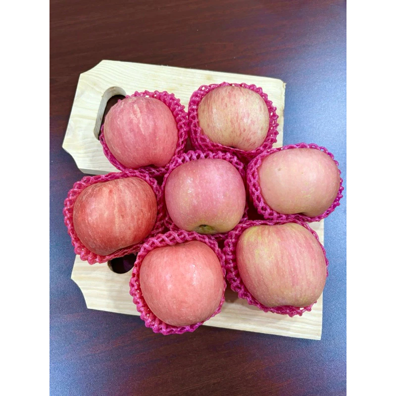 

Buah Apel Fuji Premium Fresh Manis Segar