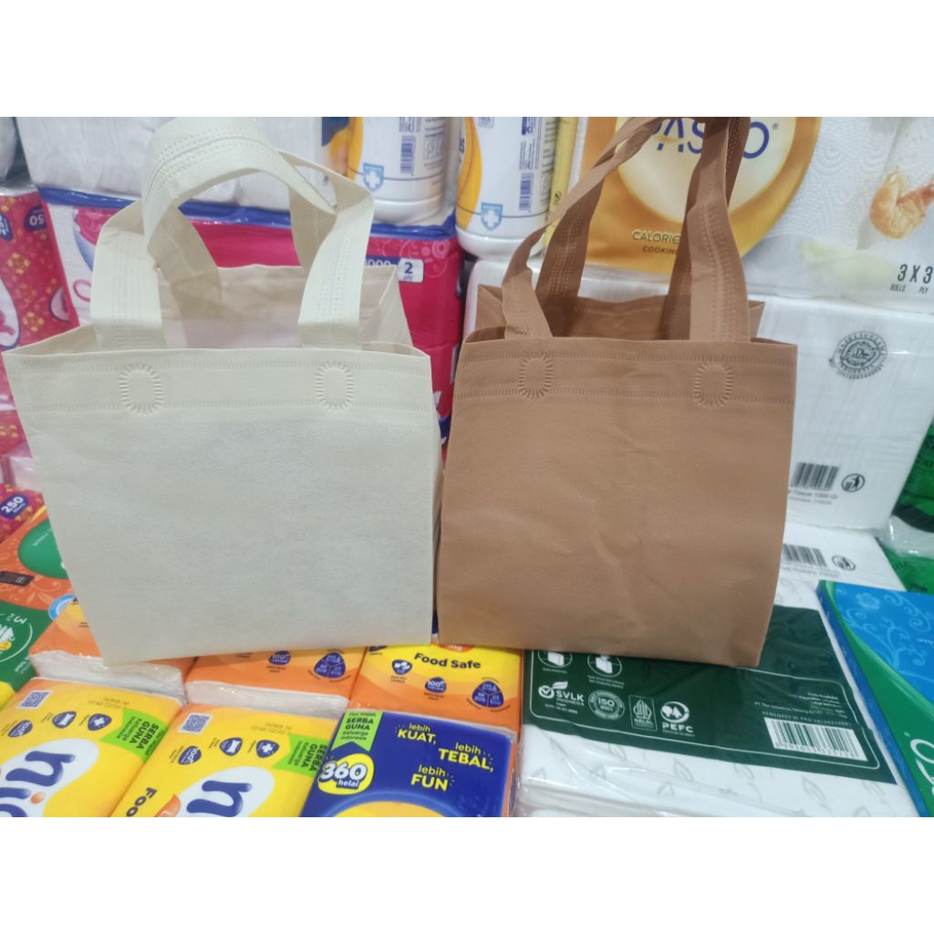 

tas kain spunbond bisa buat bronis 20 atau box snak dan box 15 isi 12 pcs terlaris
