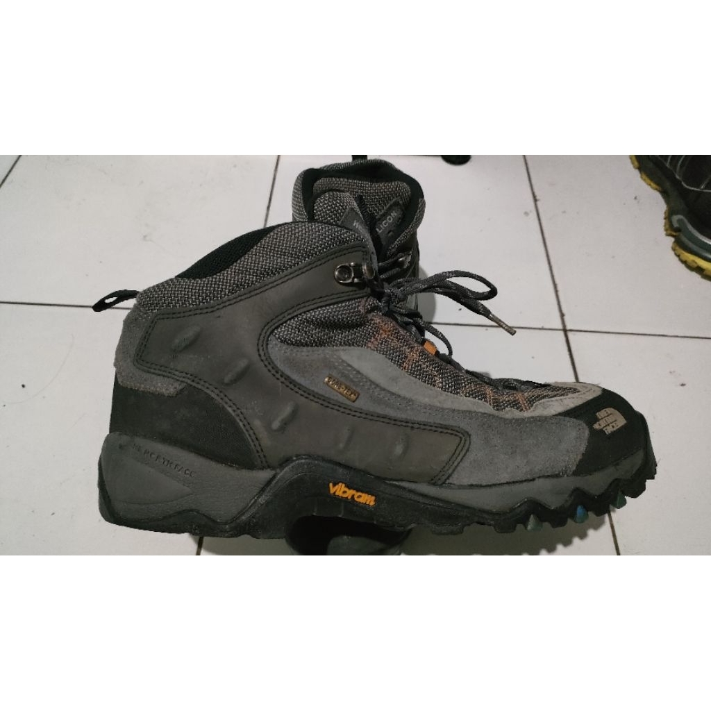 Sepatu TNF Second
