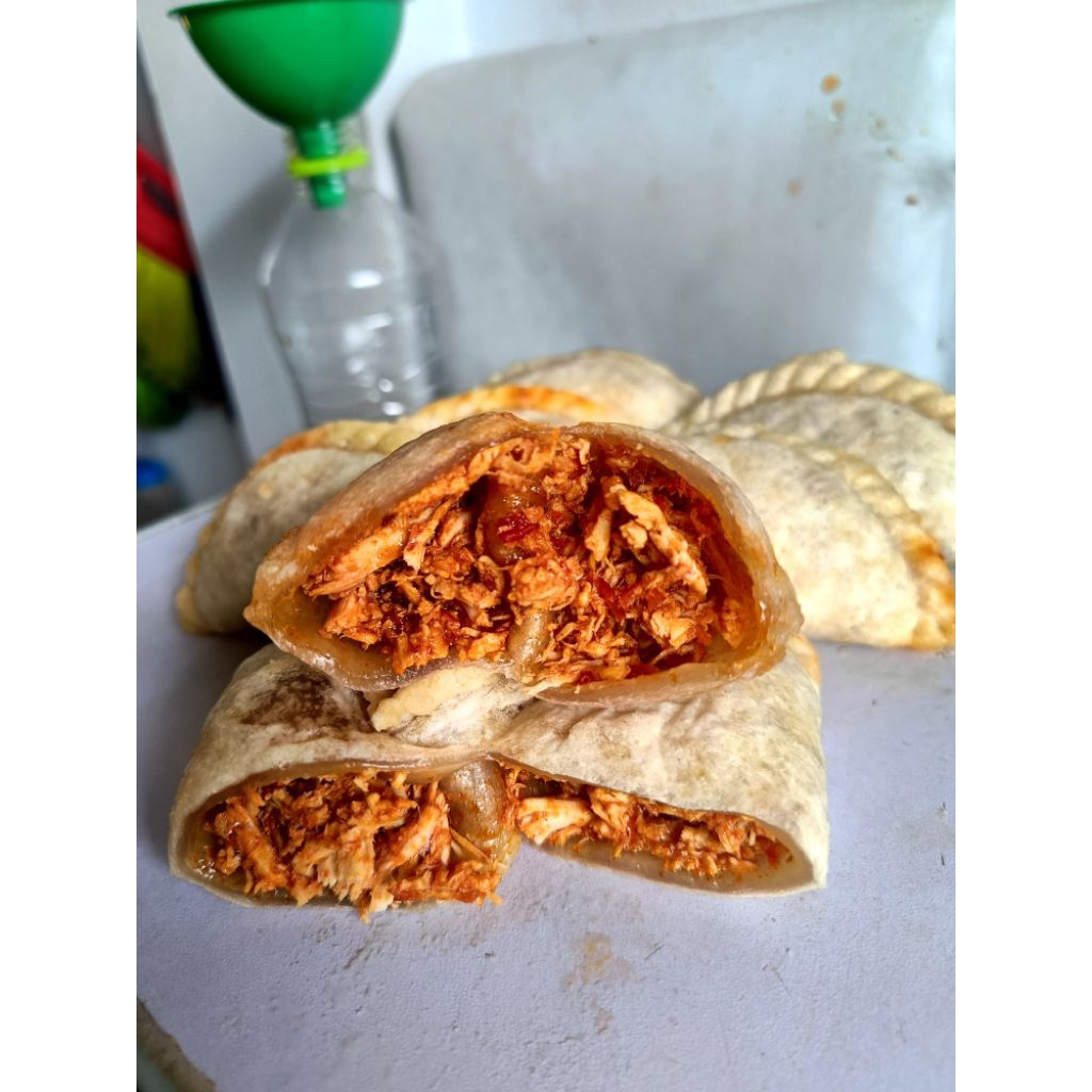 

Cireng isi ayam suwir pedas , gurih frozen per pack isi 5