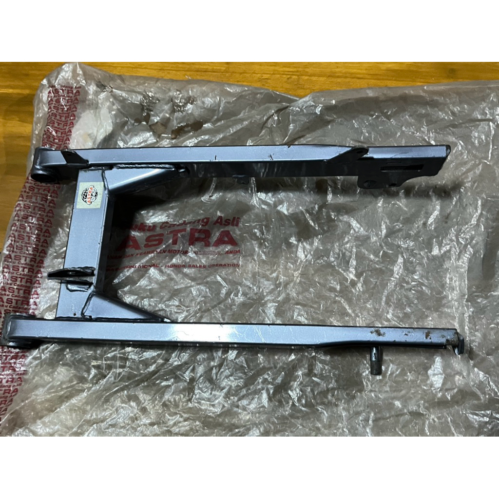 FORK SWING ARM GARPU BELAKANG ABU ABU HONDA ASTREA GRAND BULUS ORIGINAL 52000-GN5-830 SWING ARM ASTR