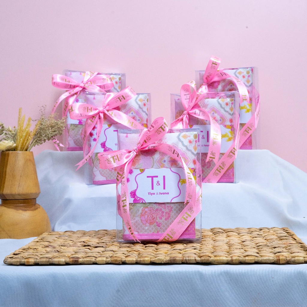 

Tambahan Packing Mika + Pita Sablon Souvenir Berkualitas Harga Terjangkau Ukuran 16x12x3