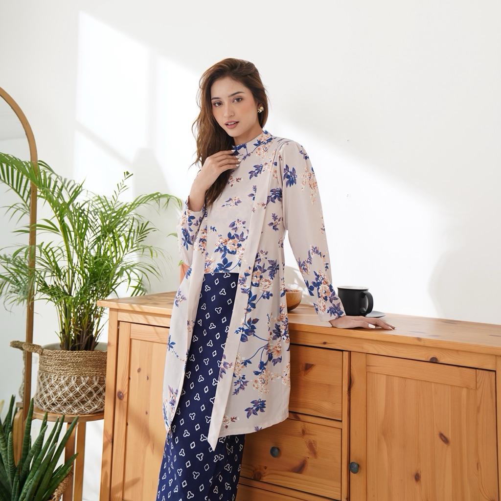 Kebaya Kutubaru Hijab/ Kebaya Tunik Shanghai Floral Cream Navy/ Rok Batik Cap Jumputan Jumbo