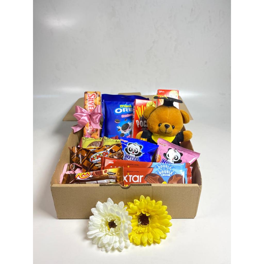 

HAMPERS SNACK CEWEK LUCU / KADO ULANG TAHUN TEMAN / KADO PACAR AESTETIK ISI COKLAT DAN BONEKA/ KADO VALENTINE