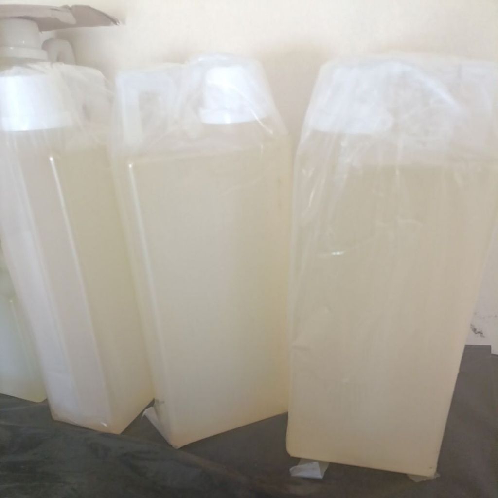 

minyak sereh wangi kadar -+ 20 up isi 1000 ml