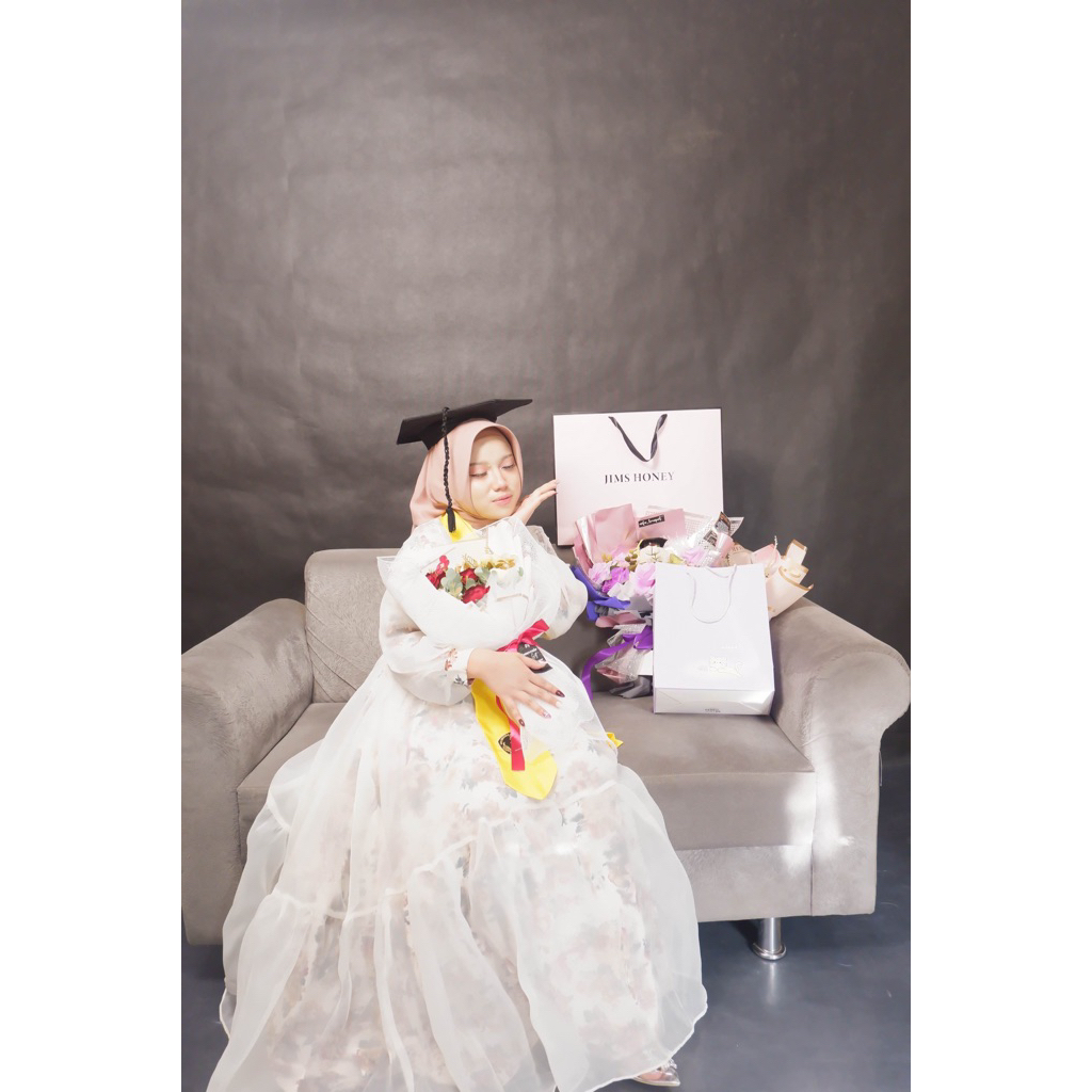 gaun princess | gaun second | gaun pl | gaun bekas | Gaun Wisuda Muslimah Elegan - Set Jubah & Hijab