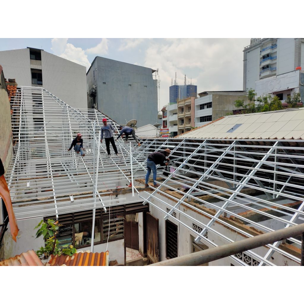 Bongkar pasang atap rumah ganti baja ringan dan genteng metal pasir