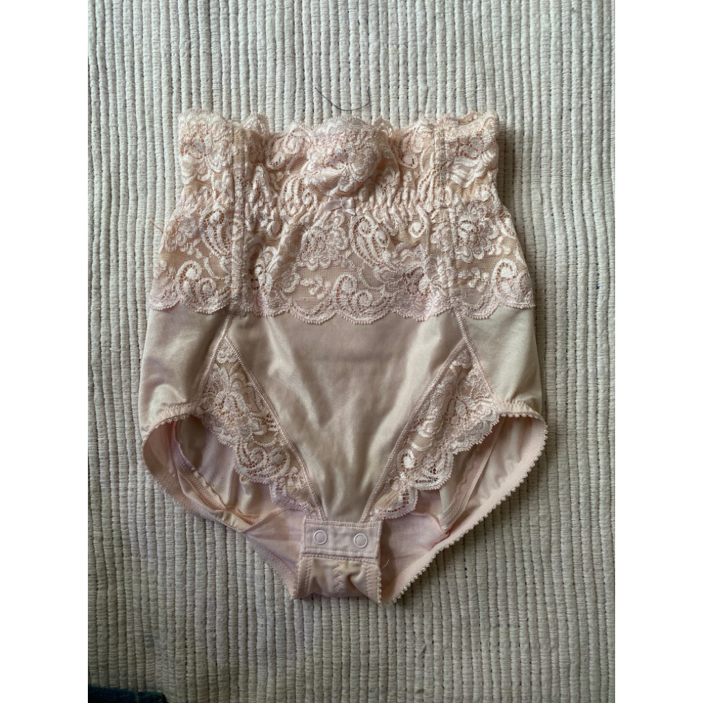 Celana Dalam Underwear Triumph Size M korset pelangsing ada tulang renda brokat lace
