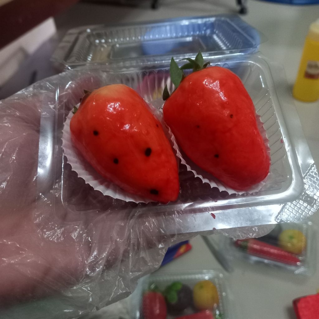 

Kue Lukchup Megalodon Isi strowberi Halal Manis Lembut Dessert Thailan viral Kue Fantasi Buah Mini
