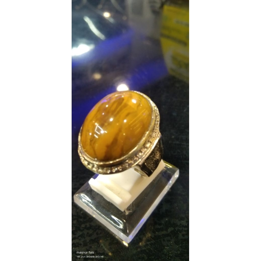 Cincin batu fosil kayu jati kualitas super sangat unik dan langka bermotif ganbar nenek dengan ularn