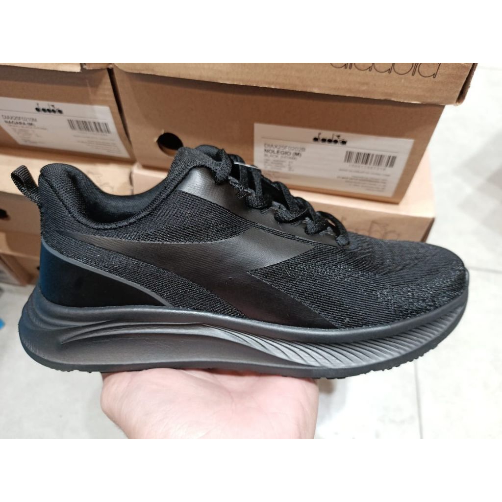 Sepatu Olahraga Diadora Kornelo Full black running shoes original