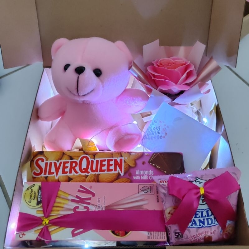 

Hampers Box Boneka/doll with Simple Single Bouquet Valentine by Afifah Craft