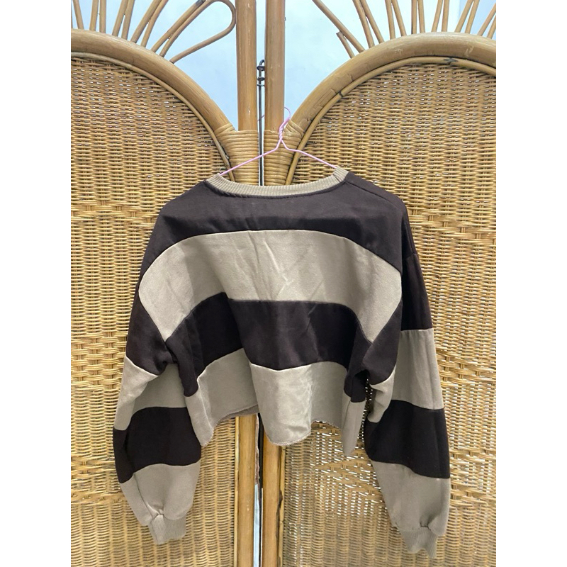 Sweater Garis-Garis Hitam Putih