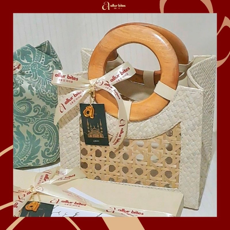 

Allur Bites | Isi 4 Hampers Lebaran Kue Kering Premium
