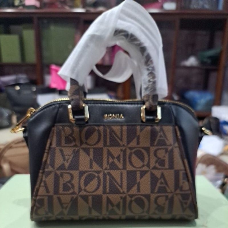 antigona extra small monogram hitam