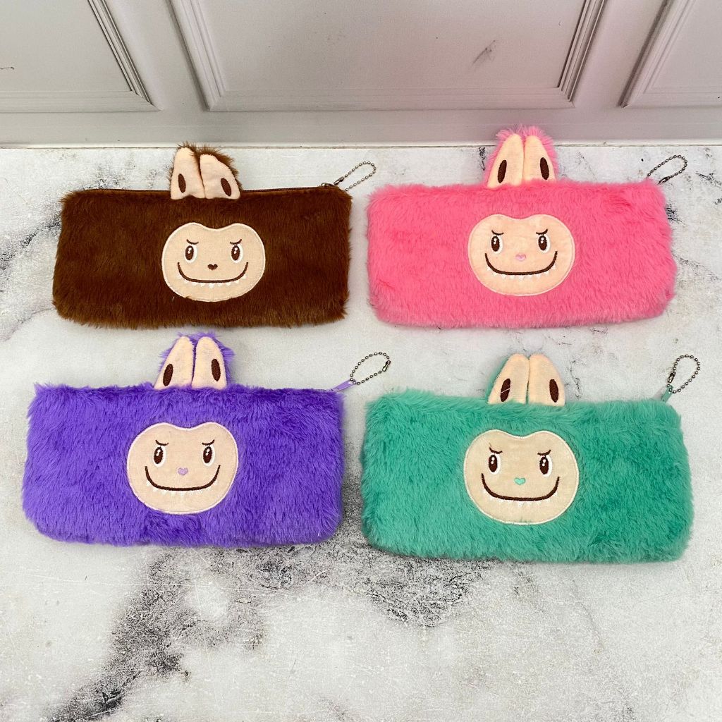 

Kotak Pensil Kain Kuping LABUBU KP-1700 / Bahan Kain Lembut Halus Super CUTE Lucu / Tempat Pensil Tepak LABUBU KUPING Bahan Kain Plushie Bulu Halus Bludru