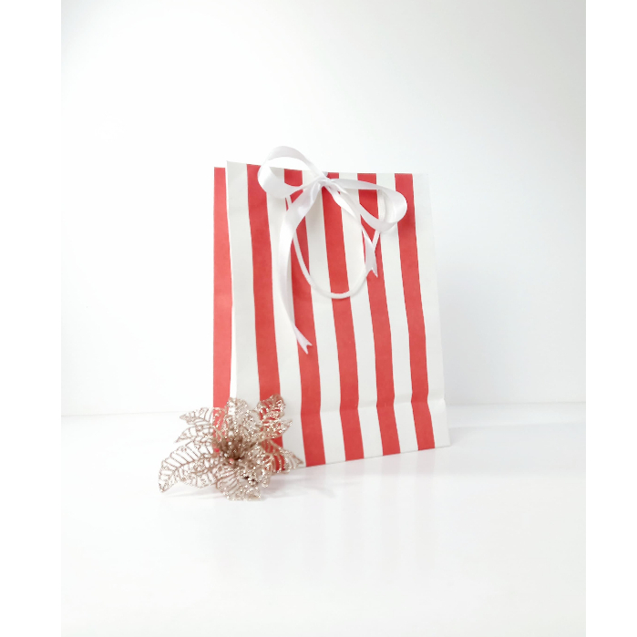 

Paperbag Kado Ultah Motif Rea Strip Merah Uk. 22 x 9 x Tinggi 28 cm