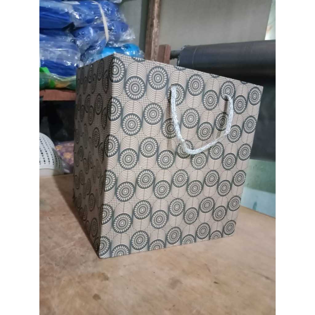 

PAPERBAG KOTAK MOTIF UK 22X22 ISI 12pcs
