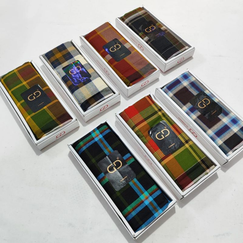 Sarung Gajah duduk Asia merah