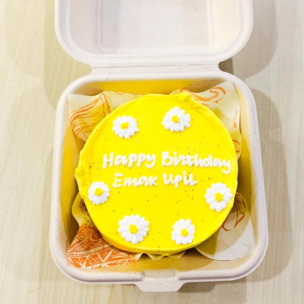 

Kue Ulang Tahun/Birthday cake/kue Ultah Tema Korean Yellow/Kue Korean Mini