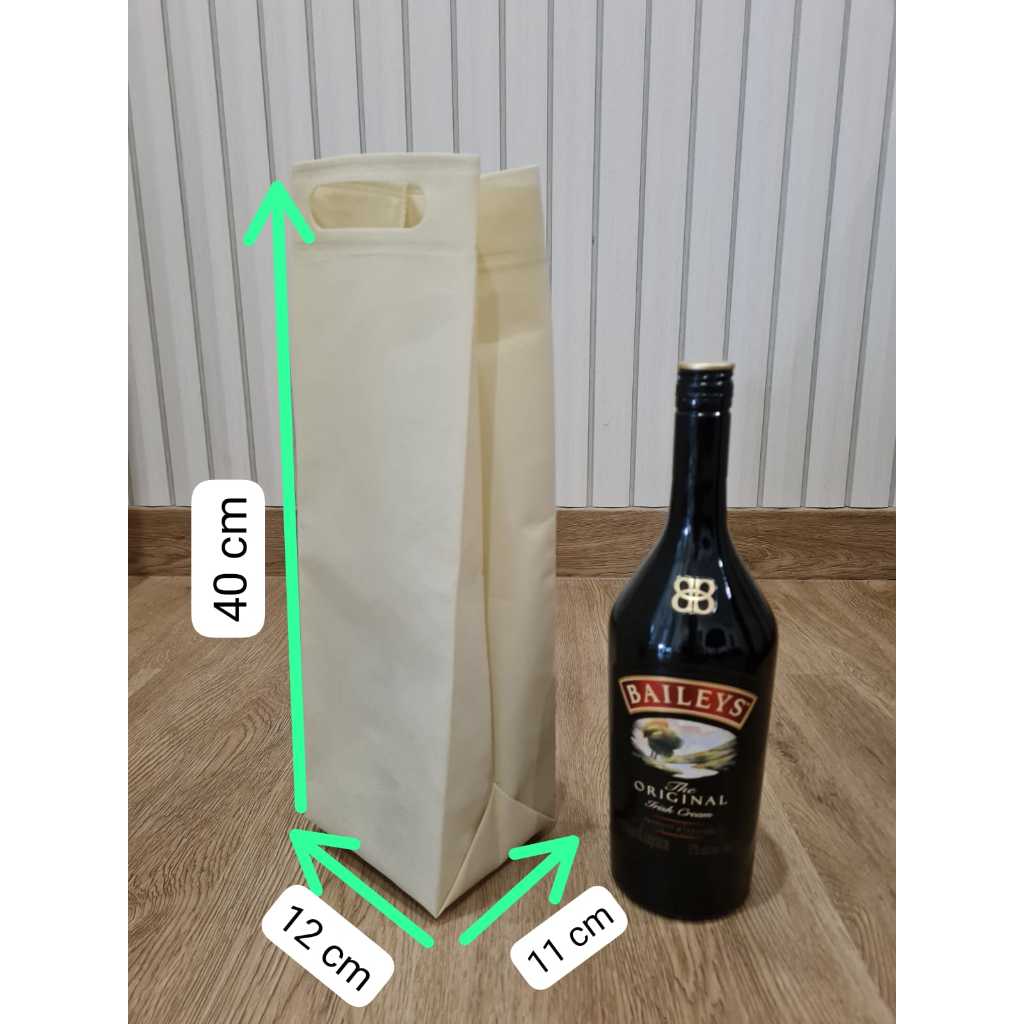 

Tas Spunbond Press Handel Oval Uk. 12x40x11cm, Kemasan utk botol Madu, Wine, Minuman Bersoda 1L smp 1,5L, Sirup, Toples, Tumbler, Mug, Botol Minum, Hampers, Souvenir, dll