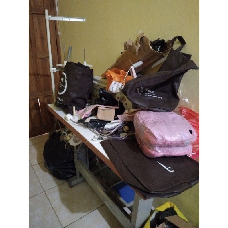Mesin Jahit Typical + Meja lengkap