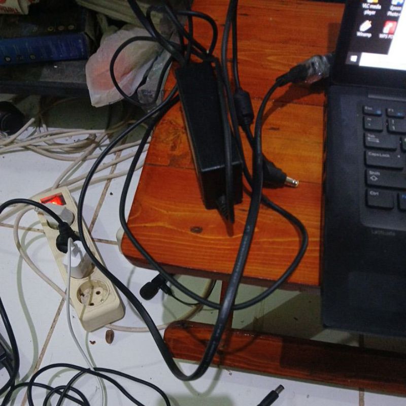 DI JUAL LAPTOP TOSHIBA MEREK DYNABOOK+CHARGER BEKAS