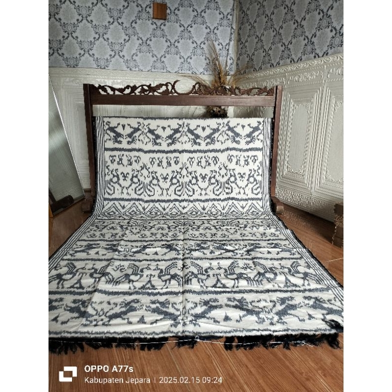 kain tenun Jepara motif hewan putih abu2