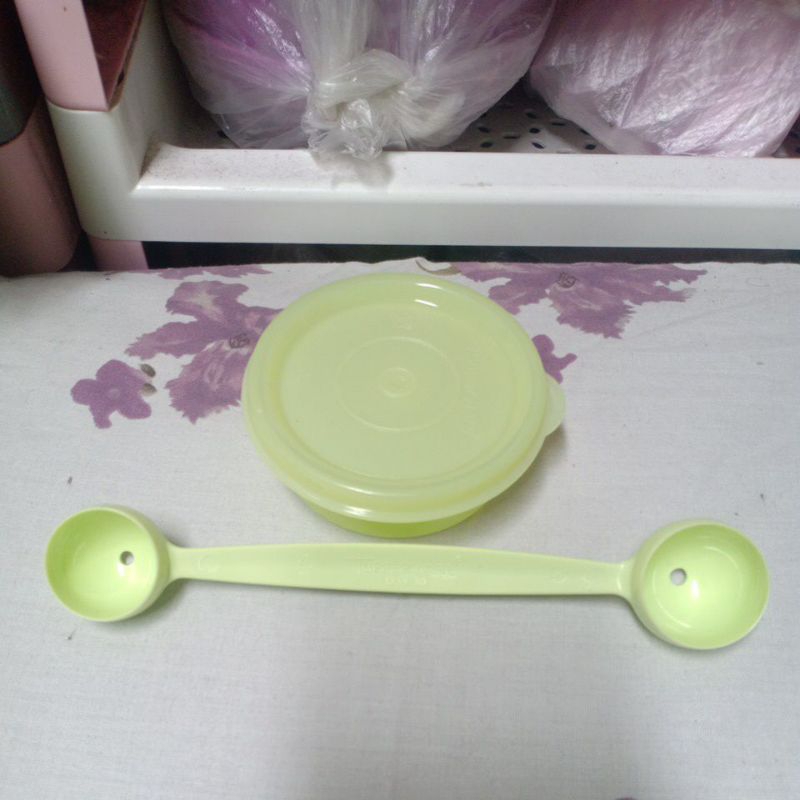 TUPPERWARE SMALL ROUND CONTAINER 80ML + MELON SCOOP + HADIAH WARNA HIJAU SESUAI GAMBAR (WADAH OBAT S