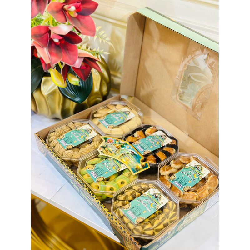 

HAMPERS SET KUE 1 BOX ISI 6 TOPLES