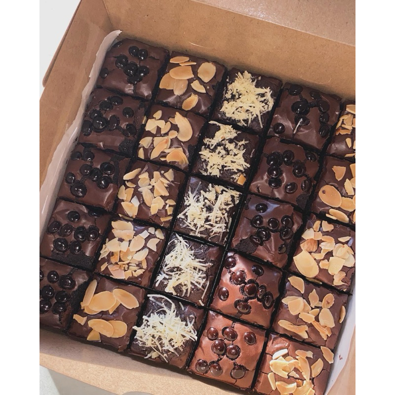 

fudgy brownis 20x20 mix topping