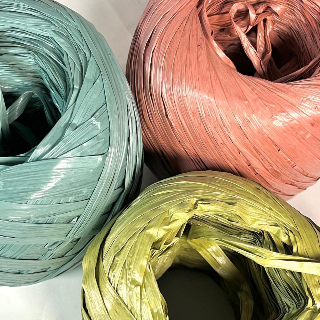 

Tali Rafia Plastik Warna Warni 5 Ons dan 8 Ons