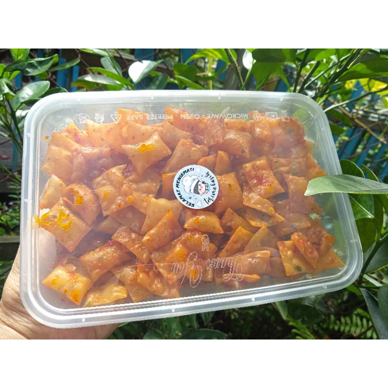 

keripik pangsit pedas manis jeruk purut 1 box 10k