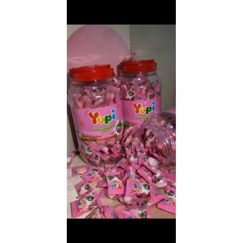 

Permen Yupi Strawberry Kiss