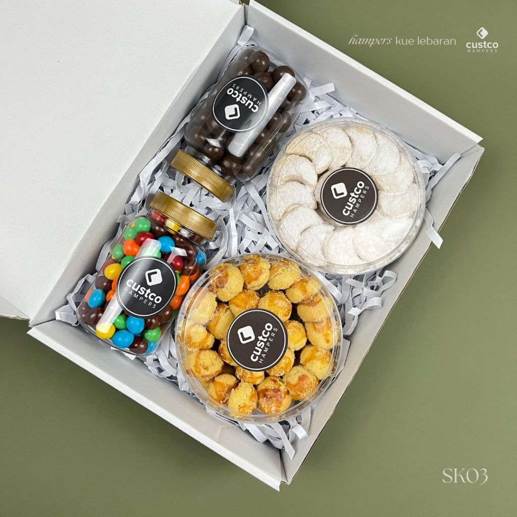

Hampers Kue Lebaran Premium + Cokelat | SK03 | Custco Hampers | Hampers Kue Kering | Kue Nastar | Kue Putri Salju | Hampers Cokelat