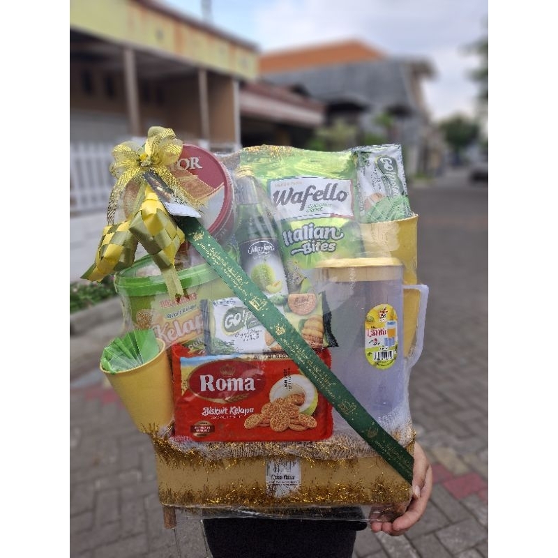 

Hampers snack/ parcel lebaran/ hampers hari raya/ parcel hari raya/ hampers lebaran TERASMAHAR