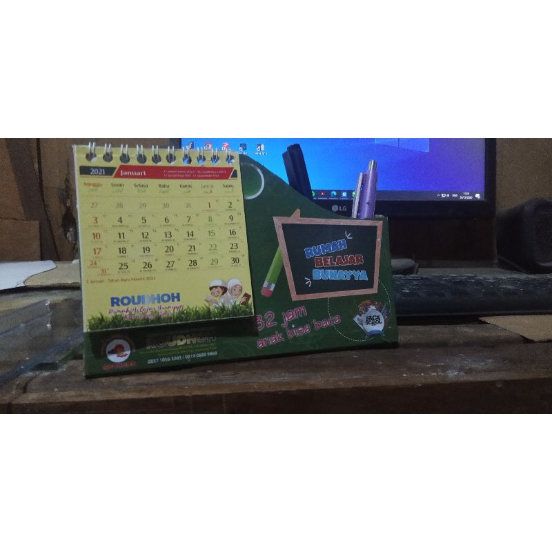 

kalender duduk tempat pensil