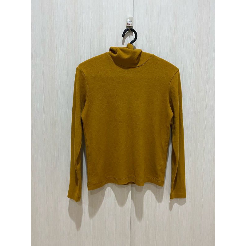 Uniqlo heattech turtleneck t-shirt