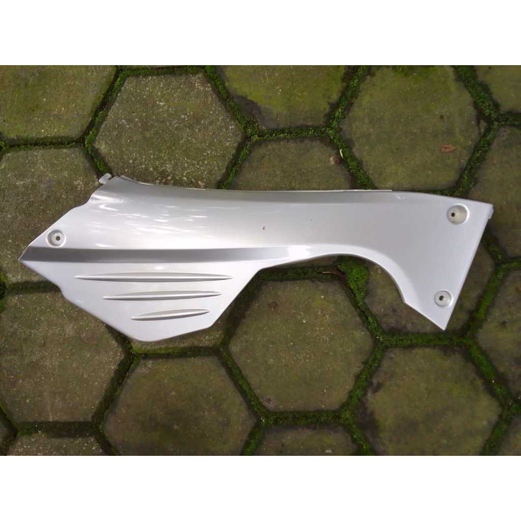 sambungan cover body depan samping kanan atas mesin kymco bebek cevira, grand cevira dan visa ORIGIN
