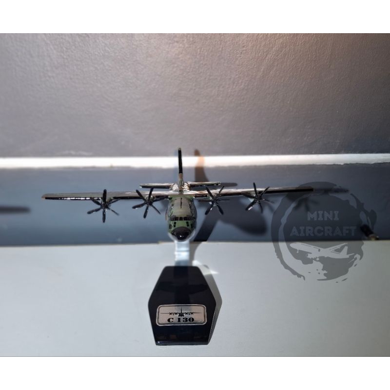 miniatur pesawat hercules c 130 pesawat c130 loreng tni au
