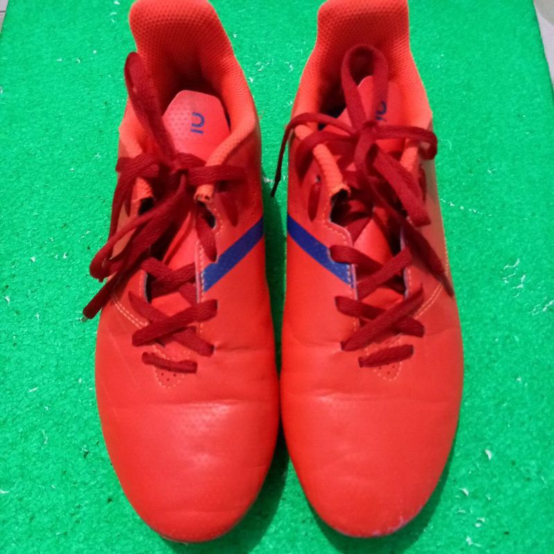 Sepatu bola decathlon kipsta viralto FG merah burgundi