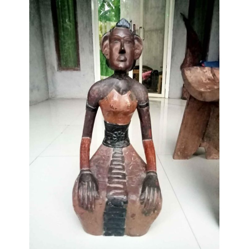 patung kayu kuno