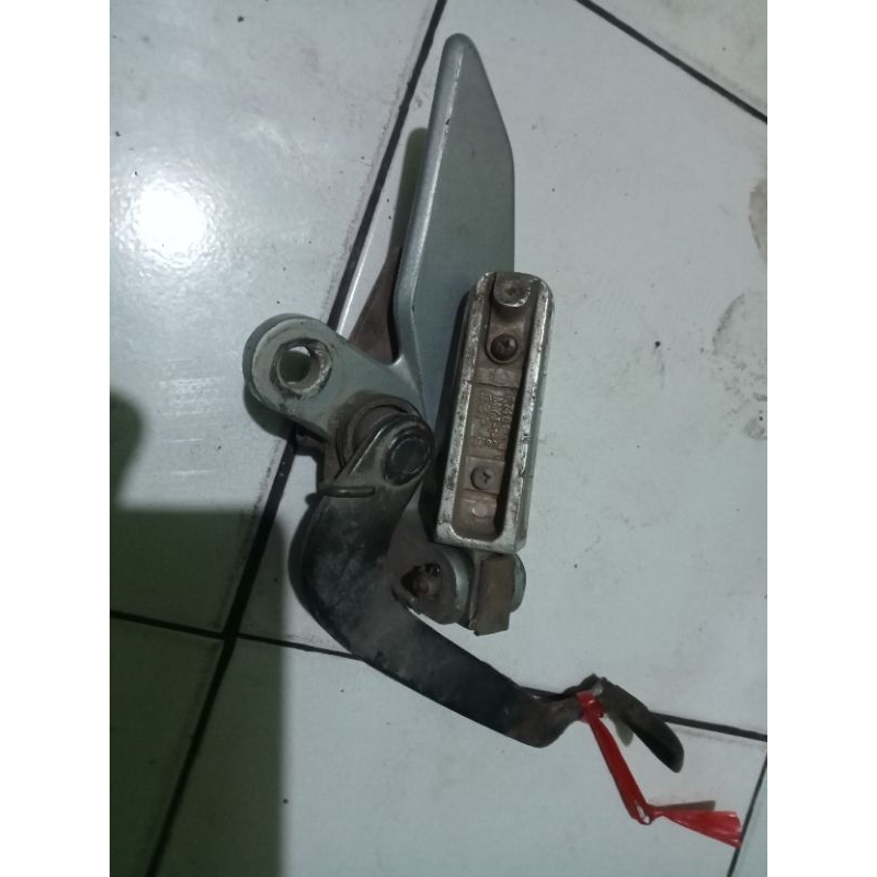 foot step dudukan step depan Vixion lama old kanan original