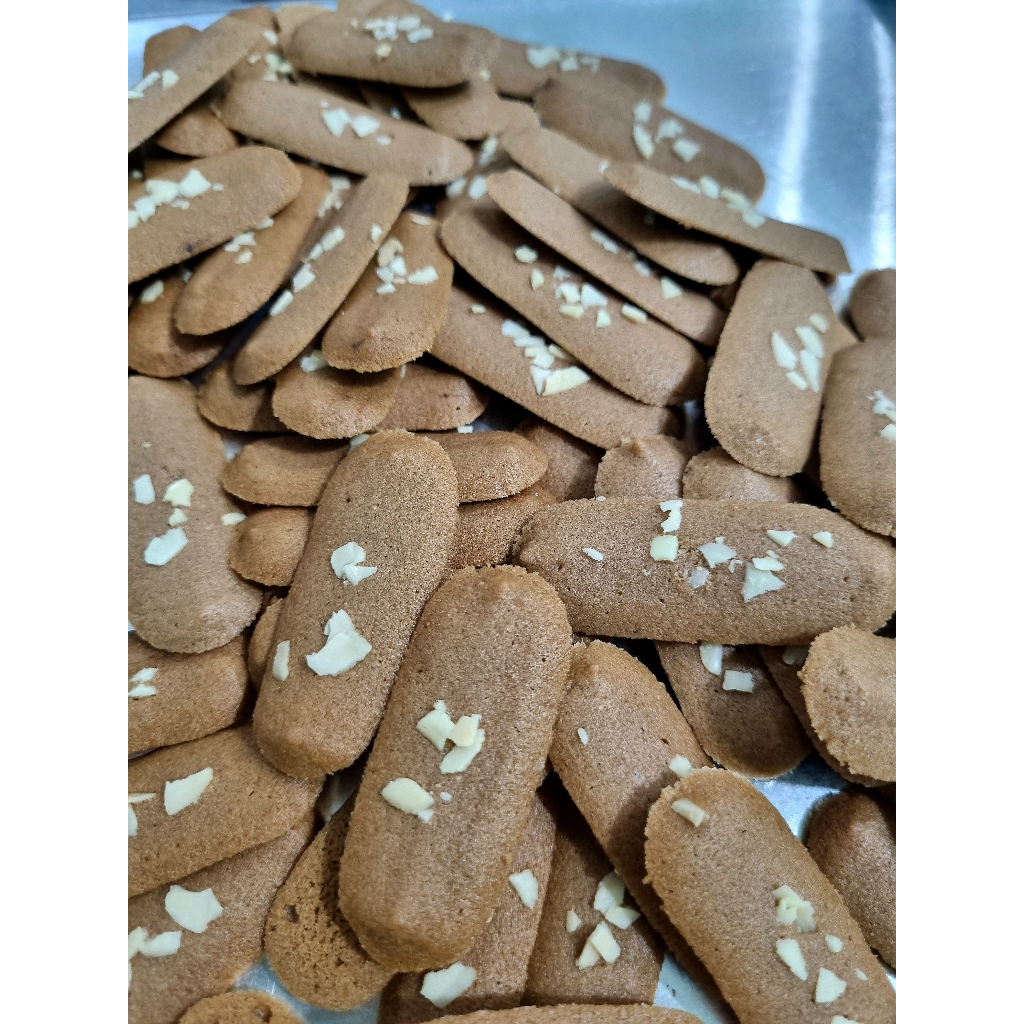 

Lidah Kucing Cokelat Almond Premium – Renyah, Wangi Butter | MikoJo Bakery