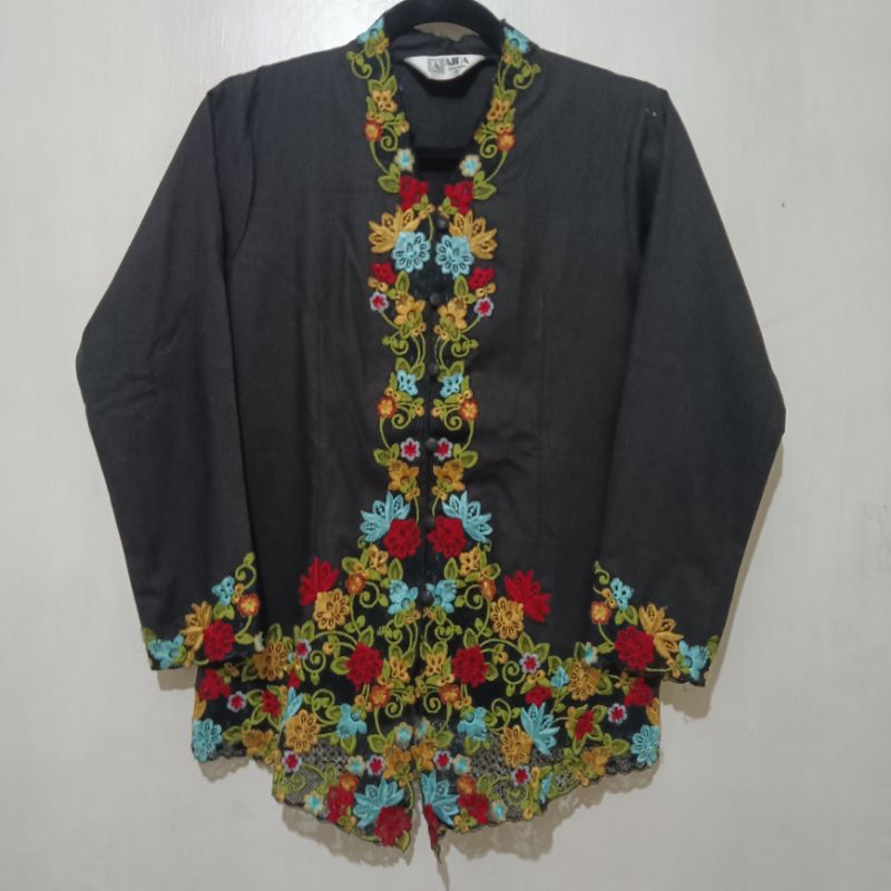 Kebaya Peranakan Encim Warna Hitam Bordir Lengan Panjang
