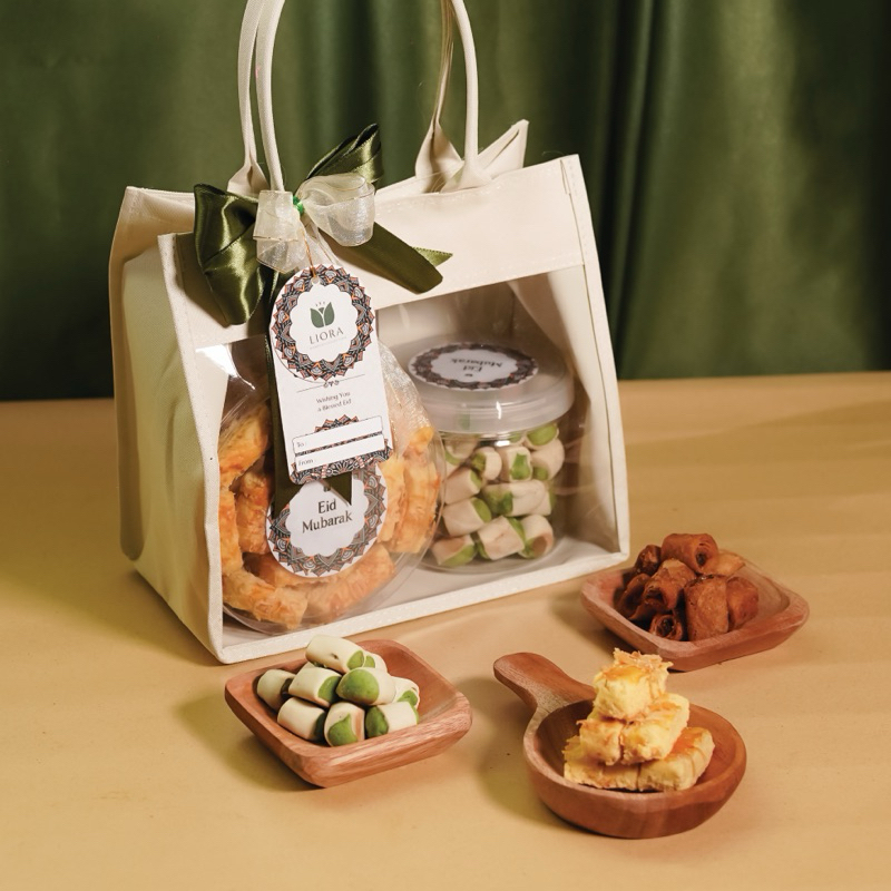 

Liora Hampers - Safiya Package Kastengel, Bakpia & Pisang Caramel / Hampers Kue Lebaran Idul Fitri / Hampers Lebaran Idul Fitri Premium / Hampers Lebaran Idul Fitri / Hampers Lebaran Idul Fitri Unik / Hampers Lebaran Idul Fitri Murah / Parcel Lebaran Idul