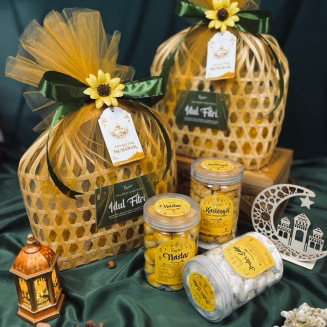 

Hampers Lebaran isi 3 Toples Tabung 800ml - Hampers Keranjang Bambu Aesthetic